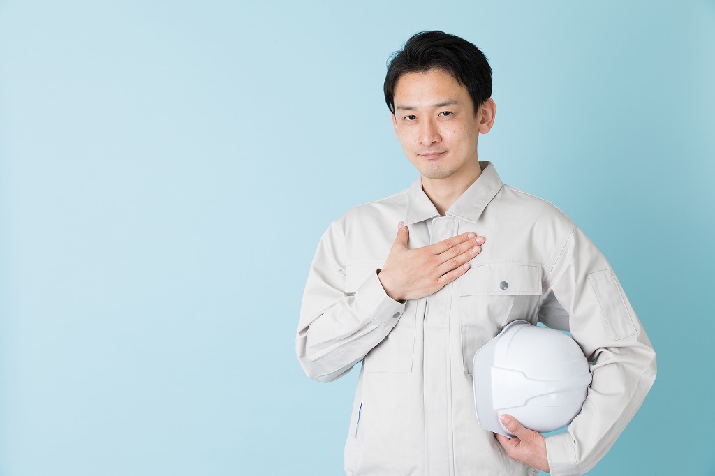 胸に手を当てる男性