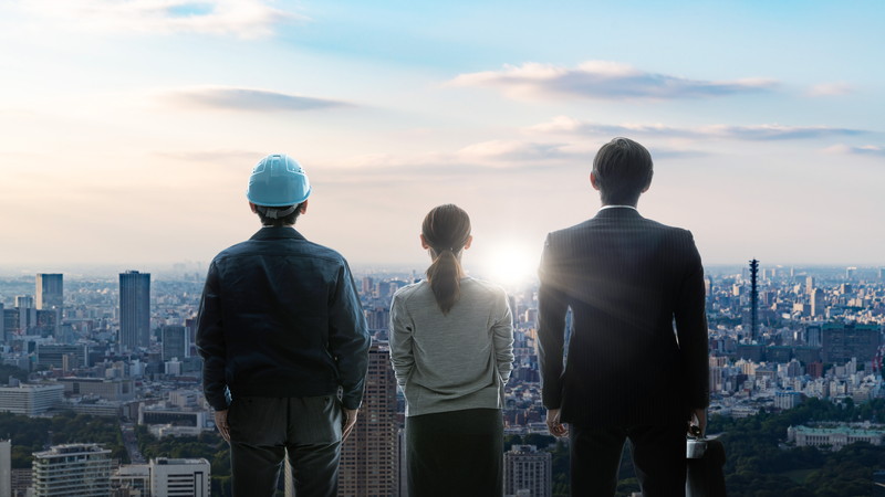 同じ方向を向く3人